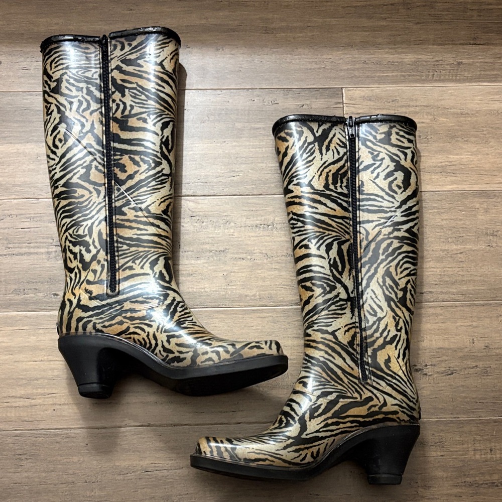 Dav rain boots - unlined - with small heel.  Size 6 (small)
